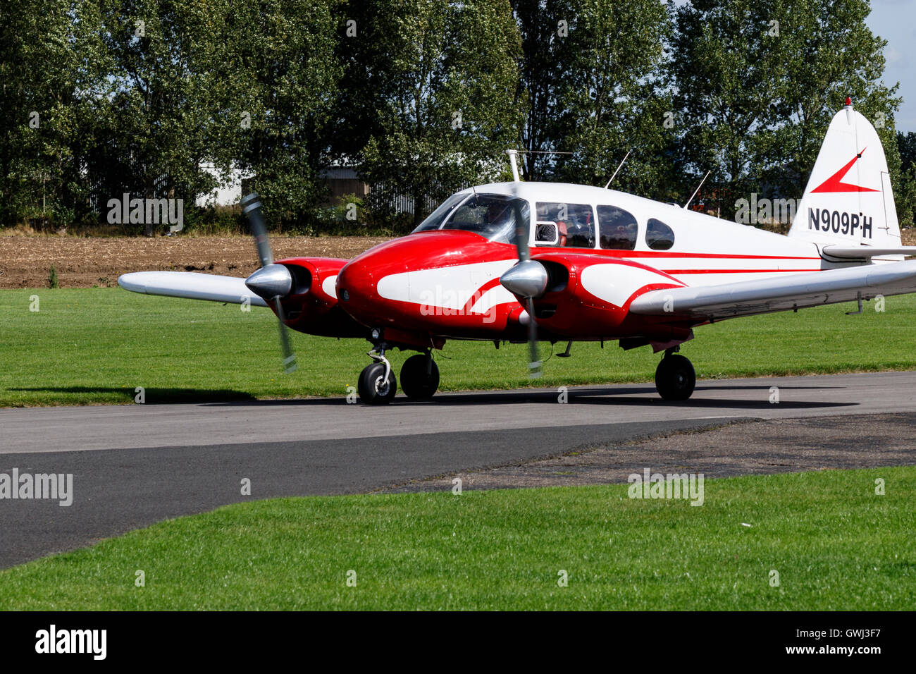 Piper Pa 23 160 Apache N909ph Taxiing A Breighton Airfield Photo Stock Alamy