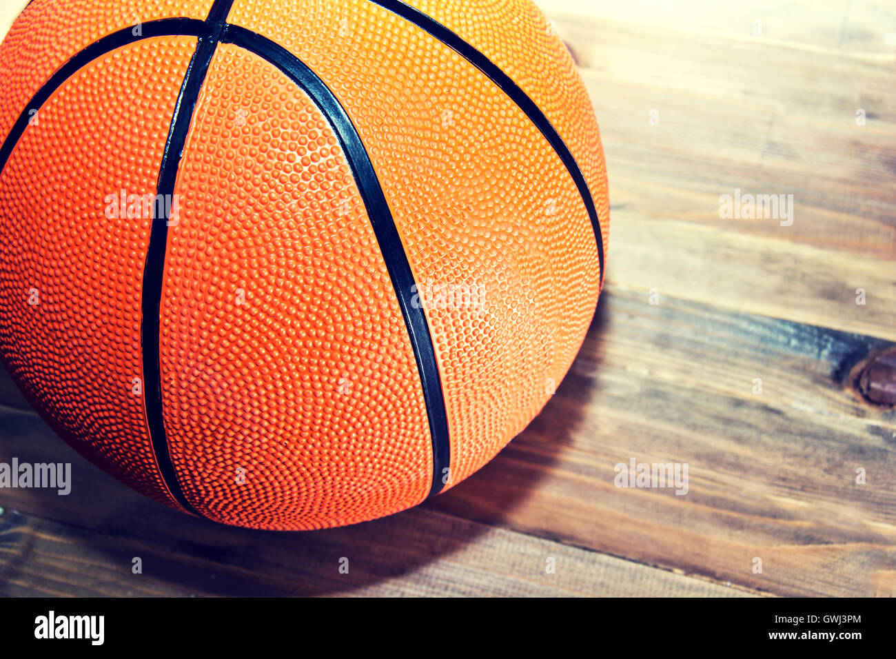 Ballon de basket-ball sur plancher de bois en bois dans la cour de basket-ball. Retro vintage photo. Sport concept. Banque D'Images