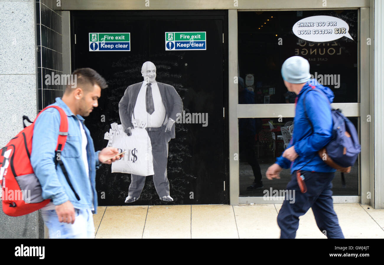 Swansea, Pays de Galles, Royaume-Uni. Alamy Stock. Une image de Sir Philip Green sur un magasin dans le BHS ville de Swansea, Pays de Galles, Royaume-Uni. Banque D'Images