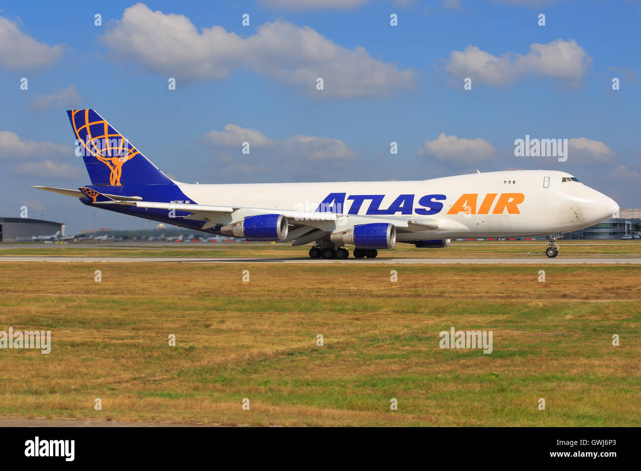 Boeing 747 d'Atlas Air, à l'atterrissage à l'aéroport international de Stuttgart. Banque D'Images