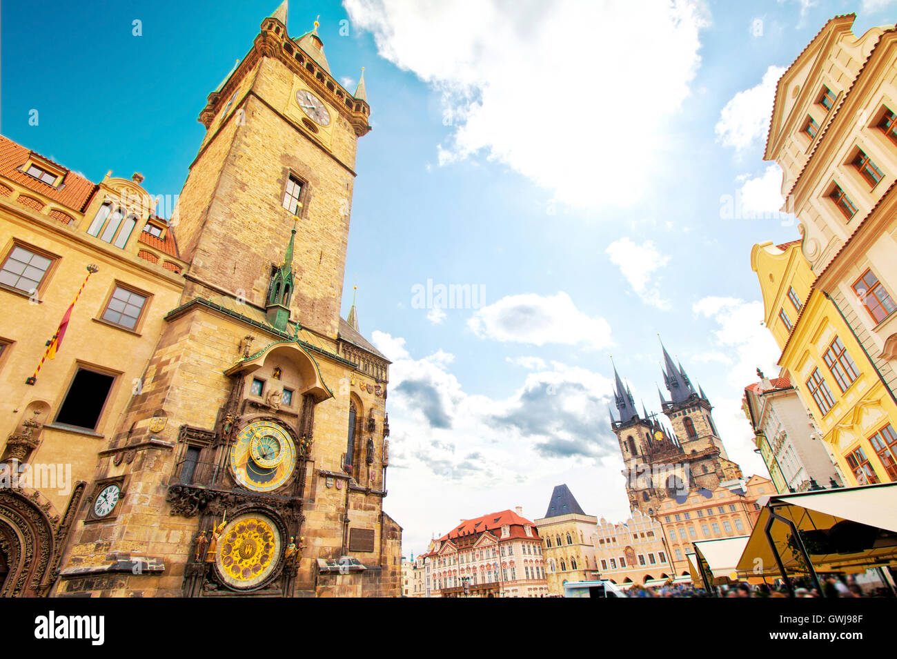 Monuments historiques de Prague. Ancien hôtel de ville avec l'Orloj horloge astronomique et l'église de Tyn. Banque D'Images