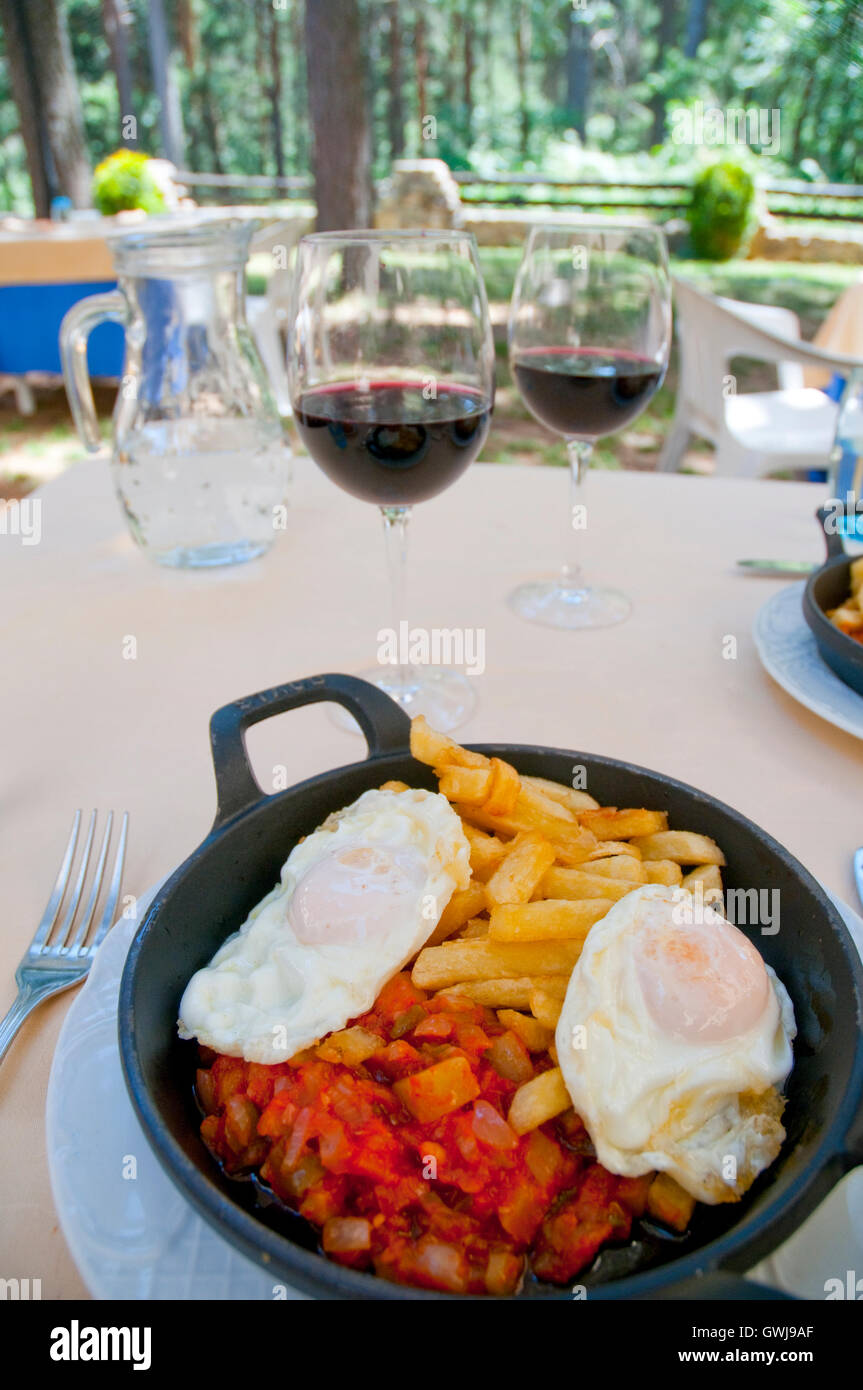 Deux oeufs au plat avec pisto manchego et jetons. L'Espagne. Banque D'Images