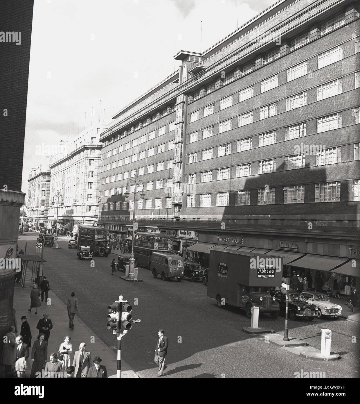 Années 1960, historique, vue sur Oxford Street, Westminster, Londres, Angleterre, Royaume-Uni et le grand bâtiment du grand magasin Thomas Wallis au 508-520. Banque D'Images