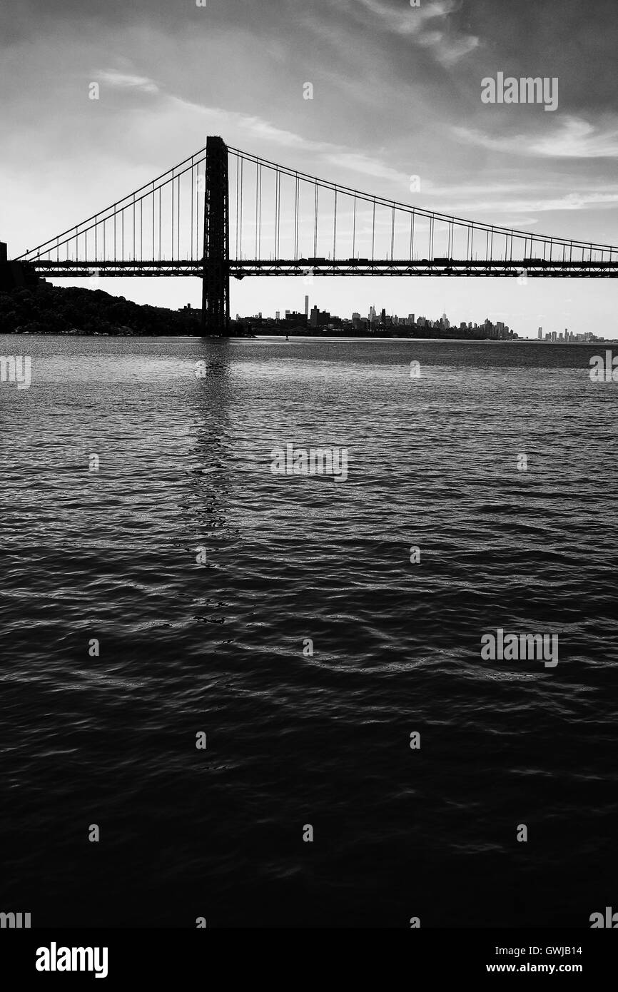 Manhattan sous le pont George Washington Banque D'Images