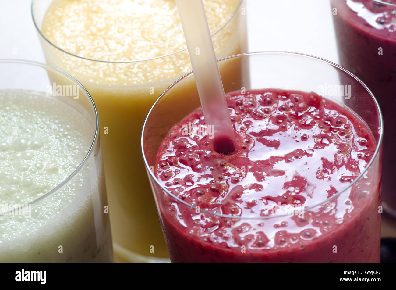 En gros plan en verre de smoothie aux fruits Banque D'Images