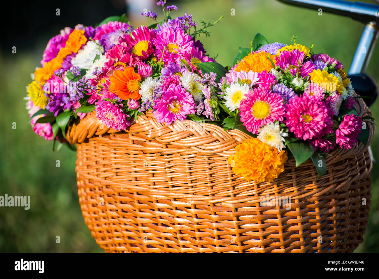 Panier avec un bouquet de fleurs Banque D'Images