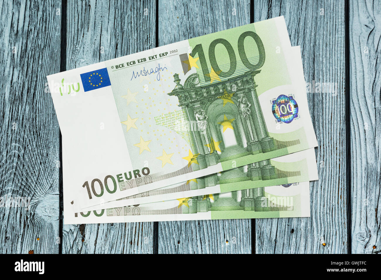 Une centaine de billets sur fond de bois Banque D'Images