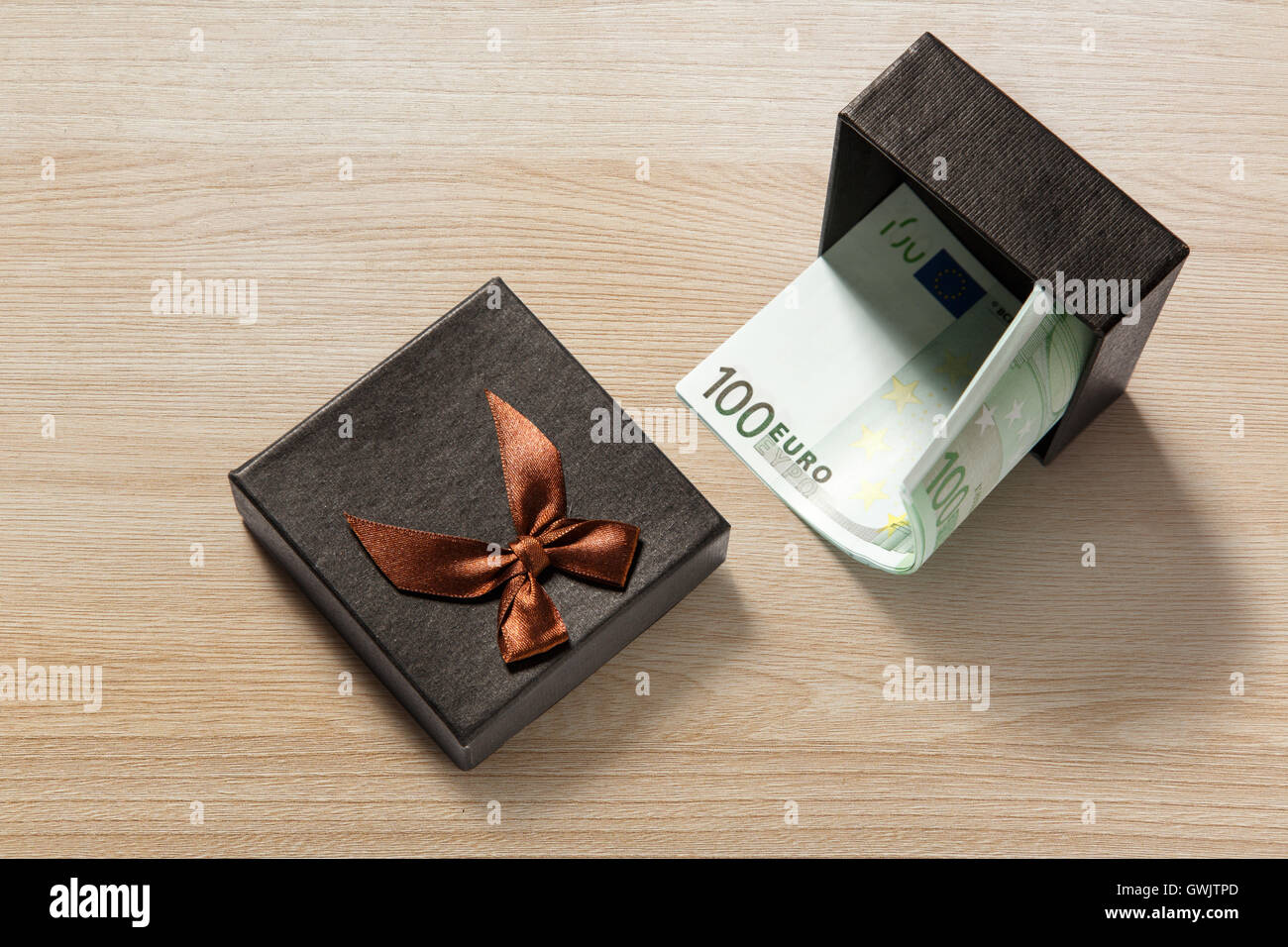 Boîte-cadeau avec une centaine de billets en euros Banque D'Images