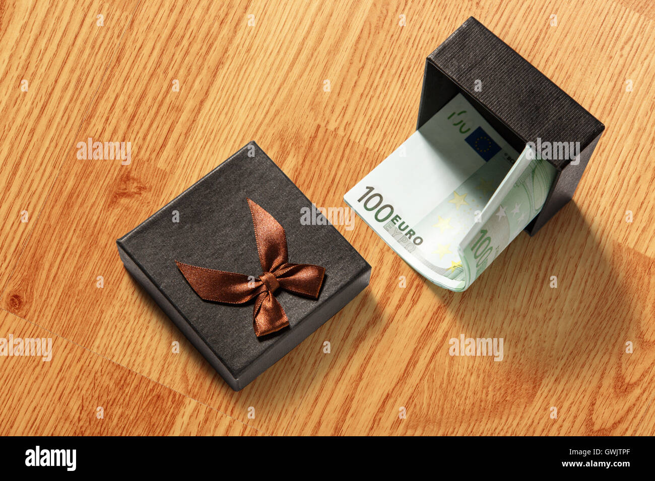Boîte-cadeau avec une centaine de billets en euros Banque D'Images
