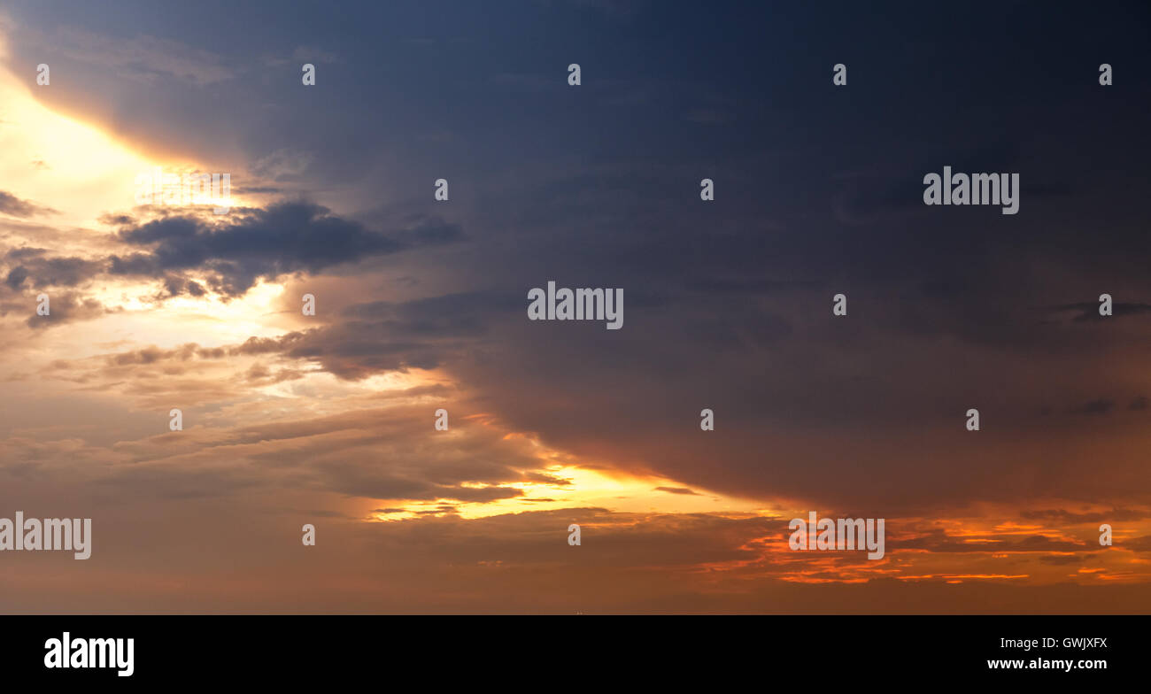 Ciel noir avec des nuages lourds avant le coucher du soleil Banque D'Images