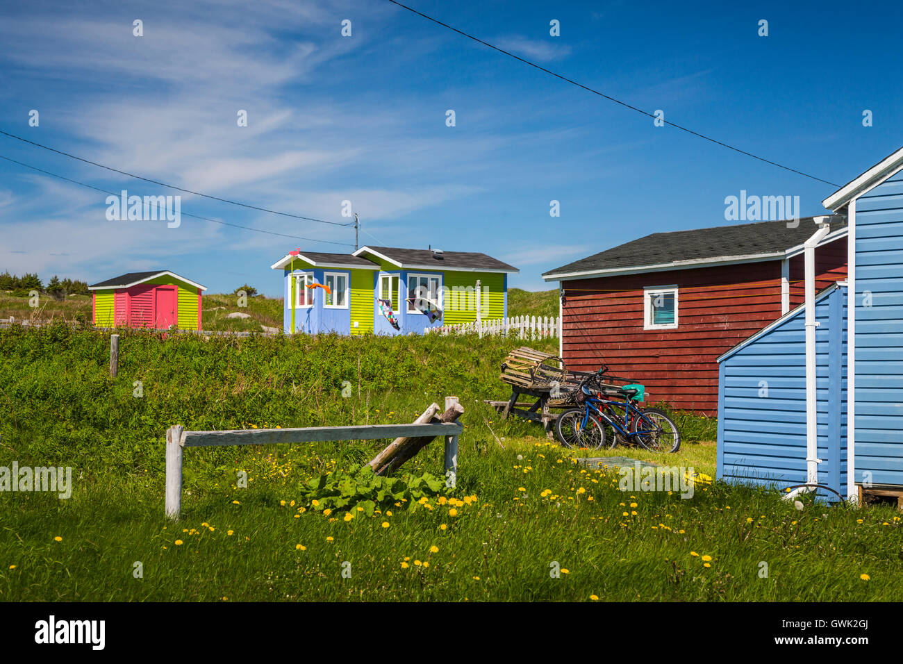Boîte de sel maisons et étapes de pêche colorés avec des casiers à homard dans le village de Cow Head, Terre-Neuve et Labrador, Canada. Banque D'Images
