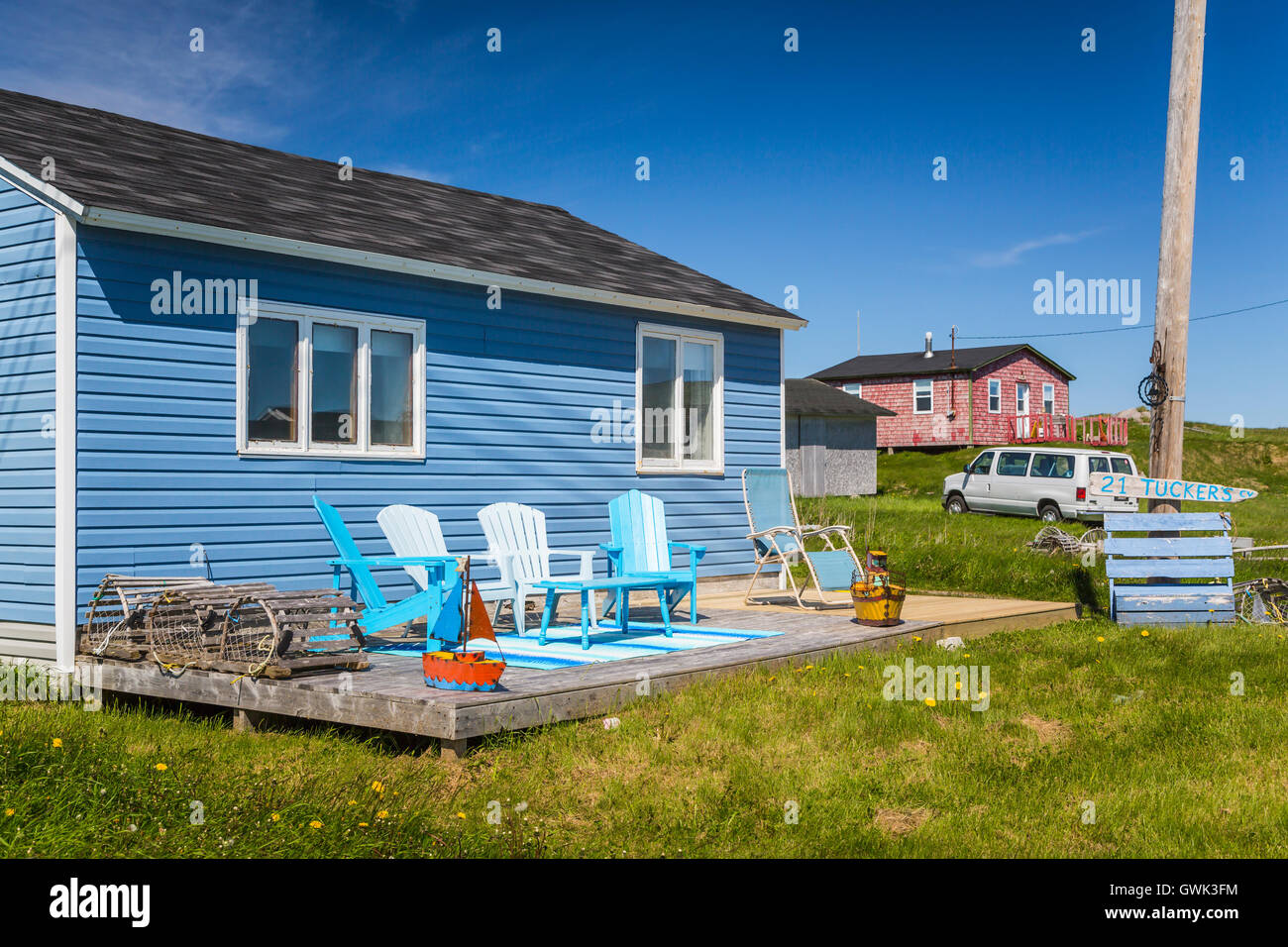 Boîte de sel maisons et étapes de pêche colorés avec des casiers à homard dans le village de Cow Head, Terre-Neuve et Labrador, Canada. Banque D'Images