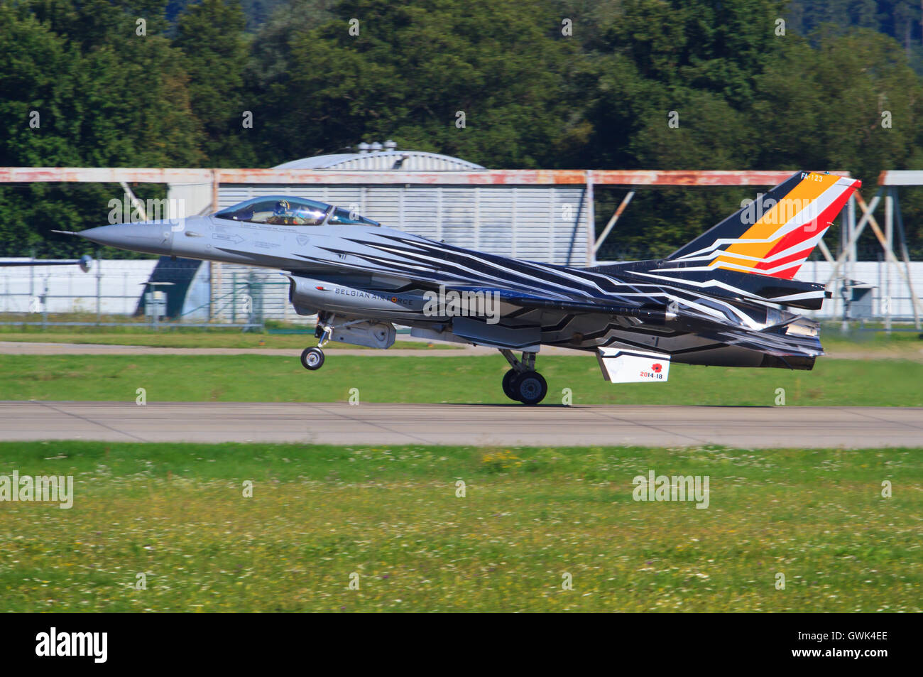 F16 de chasse de la Force Aérienne Belge, effectue un vol de démonstration au cours d'un spectacle aérien à Silac Banque D'Images