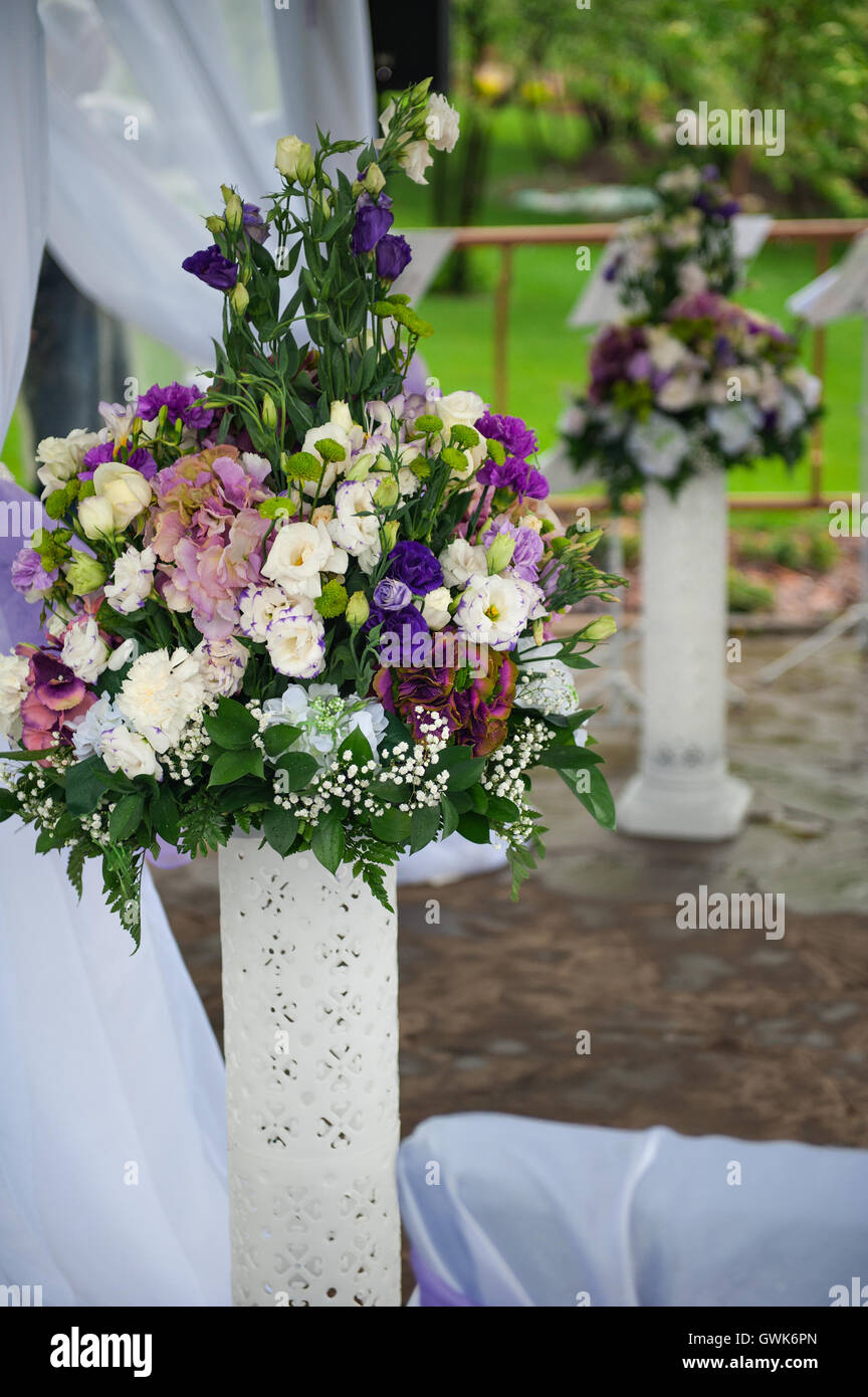 Beau décor de fleurs à la cérémonie de mariage Banque D'Images
