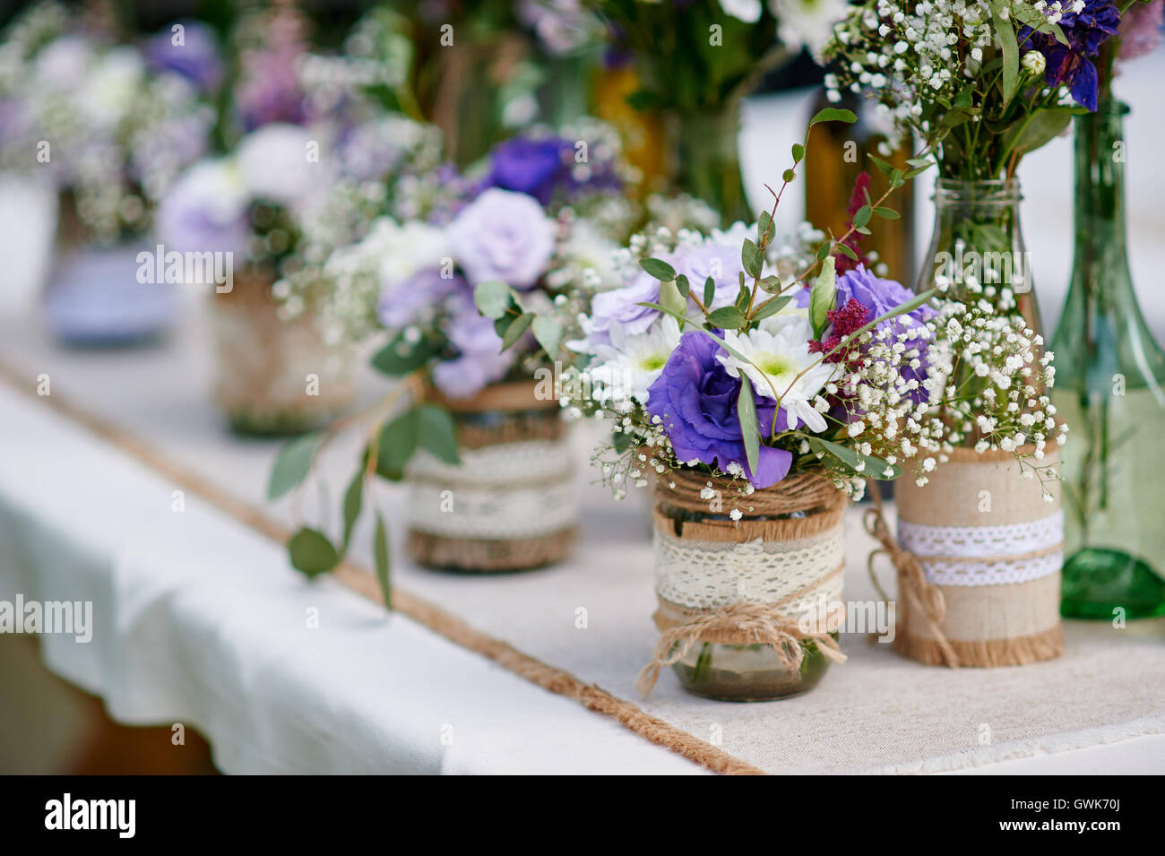 Beau décor de fleurs à la cérémonie de mariage Banque D'Images