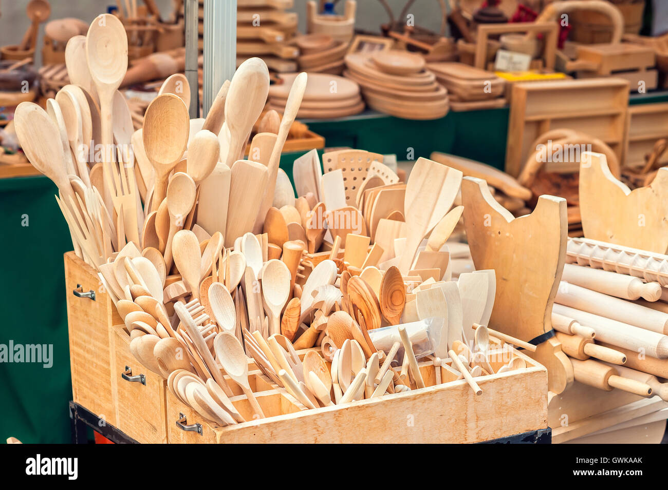 Groupe de cuisine en bois cuillères en vente au cours du marché Banque D'Images