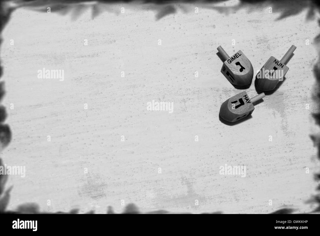 Des dreidels pour hanoucca (toupie) sur fond vintage Banque D'Images