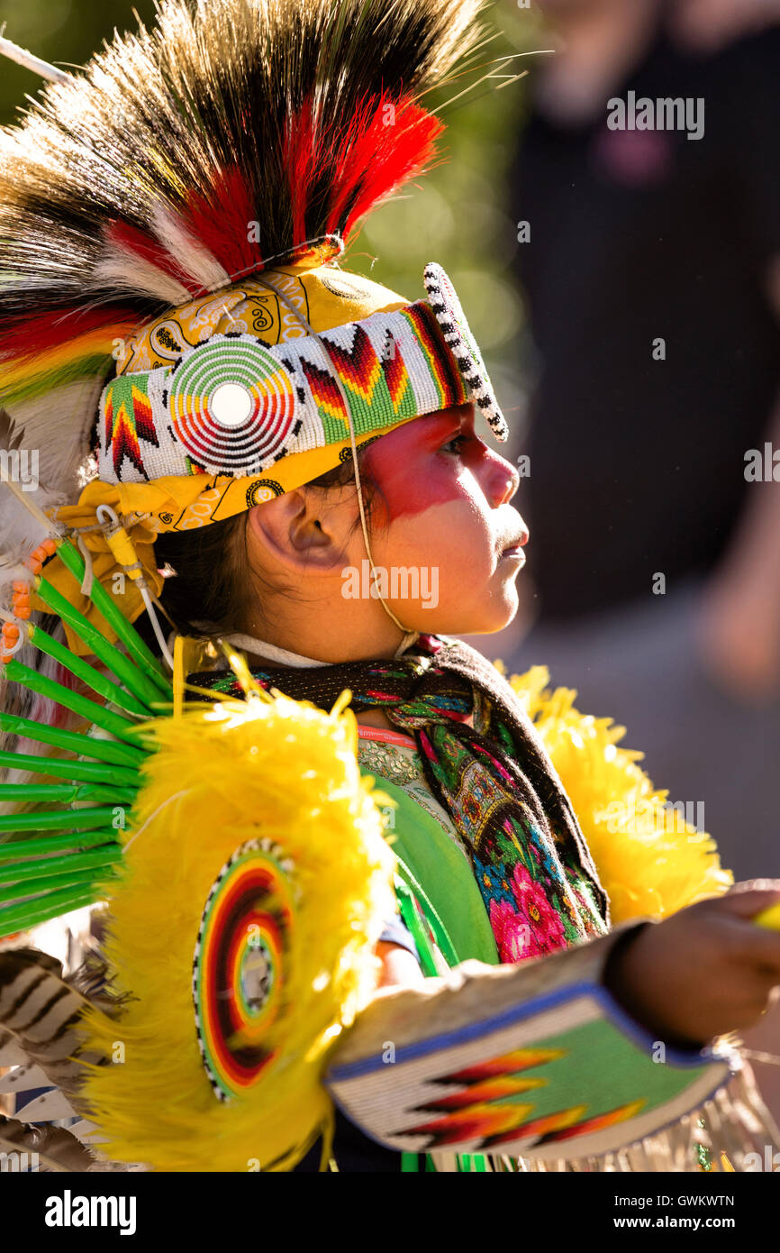 Un jeune danseur de la Native American Liftside gens habillés en costume traditionnel attend d'effectuer au Village indien au cours de Cheyenne Frontier Days le 25 juillet 2015 à Cheyenne, Wyoming. Frontier Days célèbre les traditions de l'ouest cowboy avec un rodéo, défilé et juste. Banque D'Images