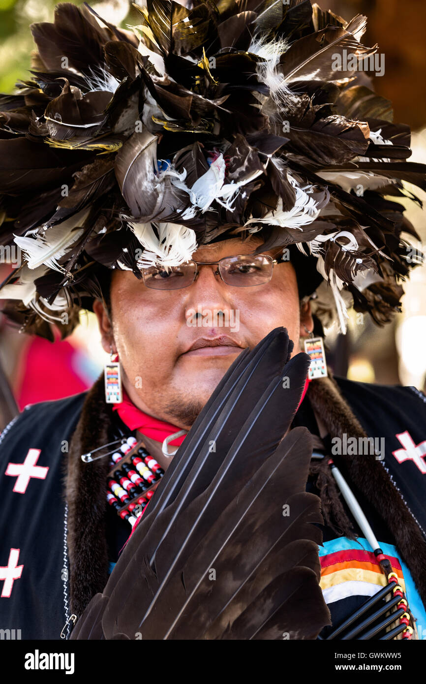 Un danseur de la population d'Arapahoe en costume traditionnel au village indien au cours de Cheyenne Frontier Days le 25 juillet 2015 à Cheyenne, Wyoming. Frontier Days célèbre les traditions de l'ouest cowboy avec un rodéo, défilé et juste. Banque D'Images