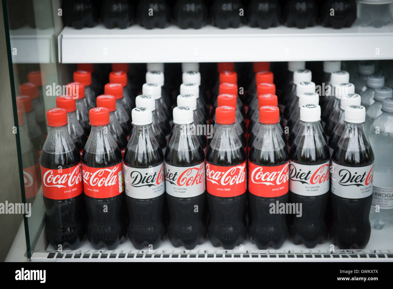 Le coke et coke diète bouteilles sur les tablettes des supermarchés au Royaume-Uni, qui a récemment introduit une taxe sur le sucre des boissons, qui contribuent à l'obésité infantile. Banque D'Images