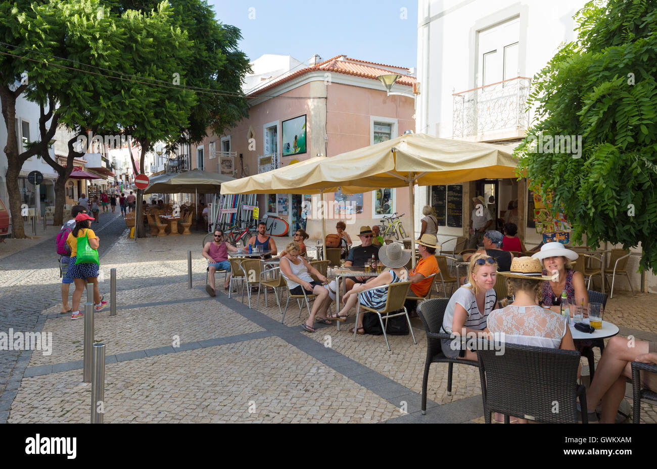 Les gens assis à boire un café de la rue, Lagos, Algarve, Portugal, Europe Banque D'Images