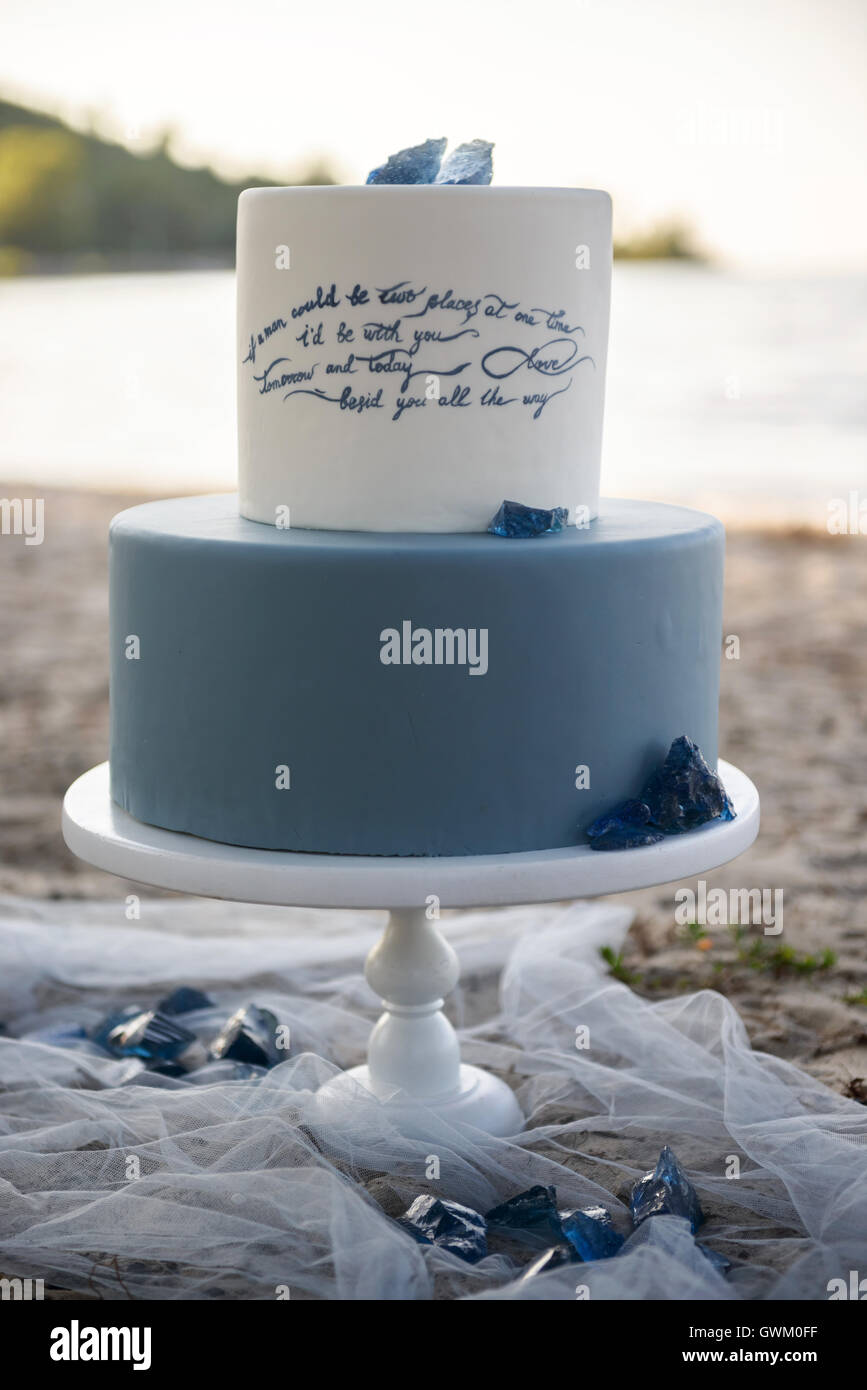 Gateau De Mariage Bleu A Deux Niveaux Sur Une Plage De Sable Decore De Pierres Bleues Gateau De Mariage Sur Le Sable Au Coucher Du Soleil Photo Stock Alamy