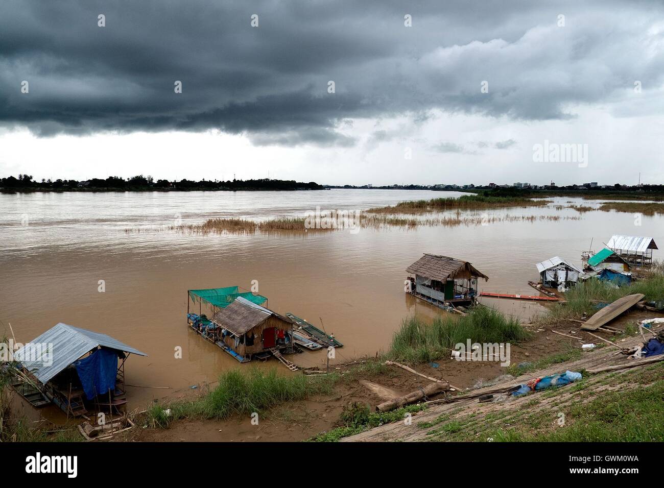 Les bâtiments et maisons sont dans les eaux boueuses du Mékong au Laos. Le président des États-Unis, Barack Obama est au Laos pour le sommet de l'ANASE. Banque D'Images