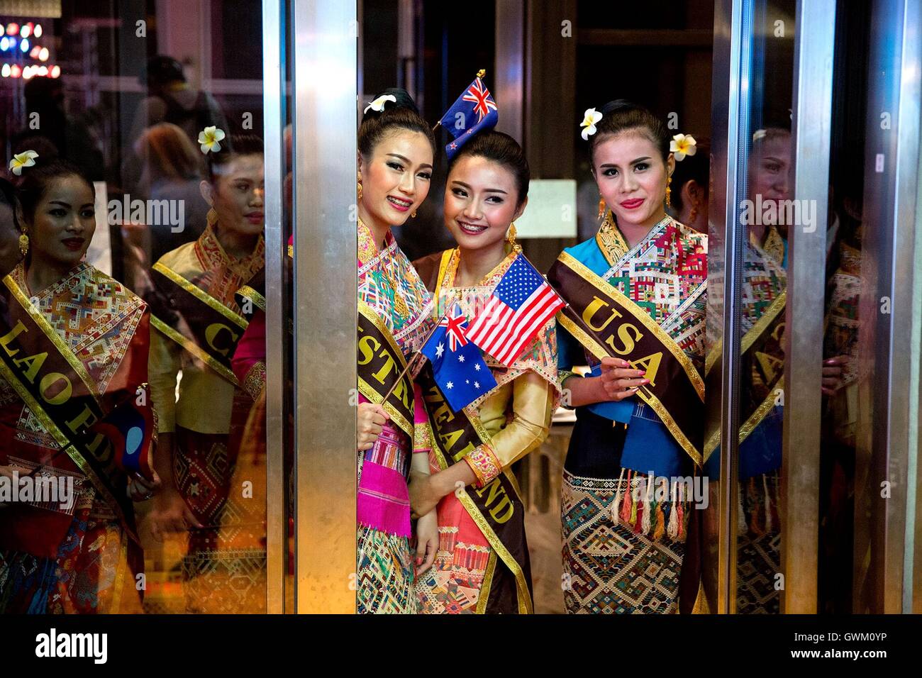 Hôtesses attendre pour les dirigeants d'escorte à leur place avant que l'Association des nations de l'Asie du Sud-Est de gala à la National Convention Center Septembre 2016 à Vientiane, au Laos. Banque D'Images