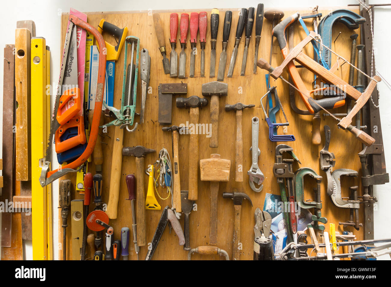 Une sélection d'outils dans une cabane de jardin Banque D'Images