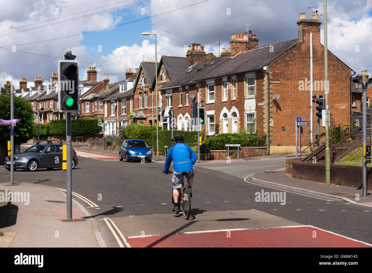 Un cycliste traverse un carrefour à Basingstoke Banque D'Images