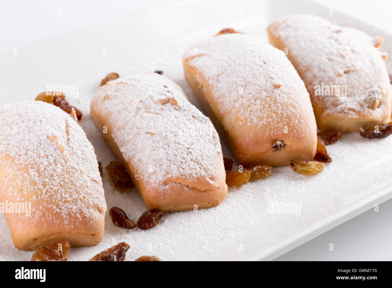 Galettes avec raisins secs sur plaque blanche. Banque D'Images