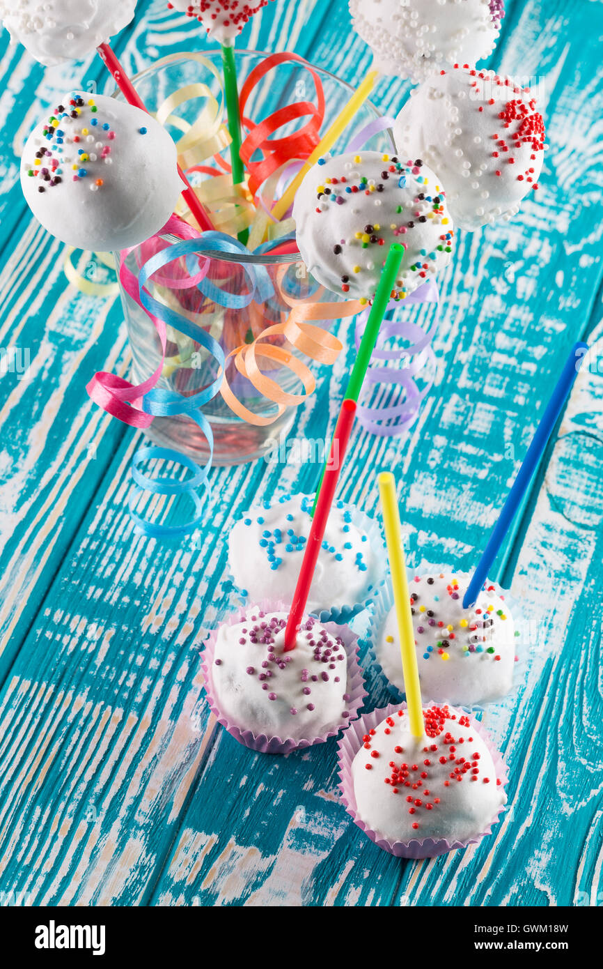 Bonbons sur fond en bois bleu. Banque D'Images