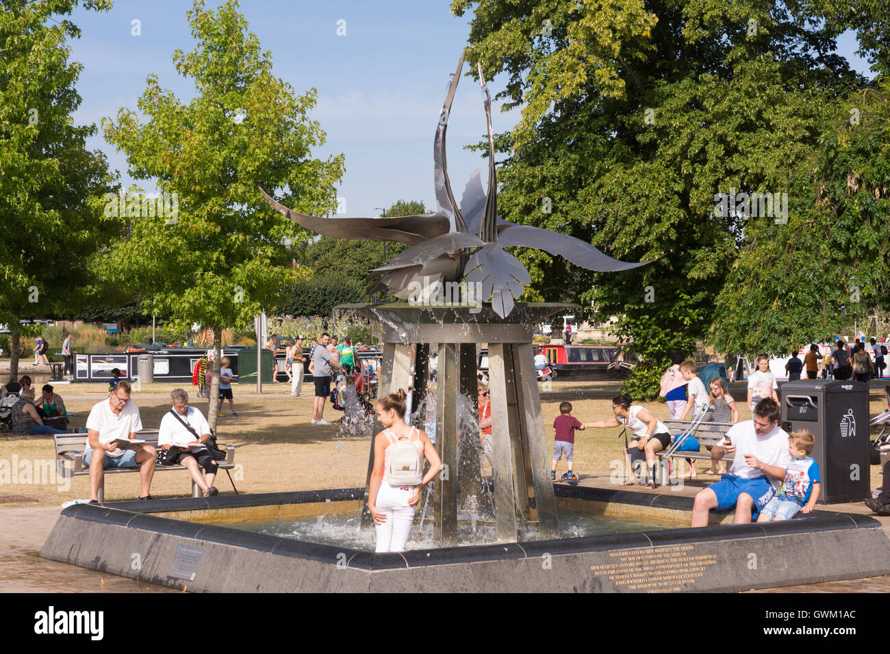 La fontaine d'eau sur un cygne journée d'été, Stratford-upon-Avon Banque D'Images