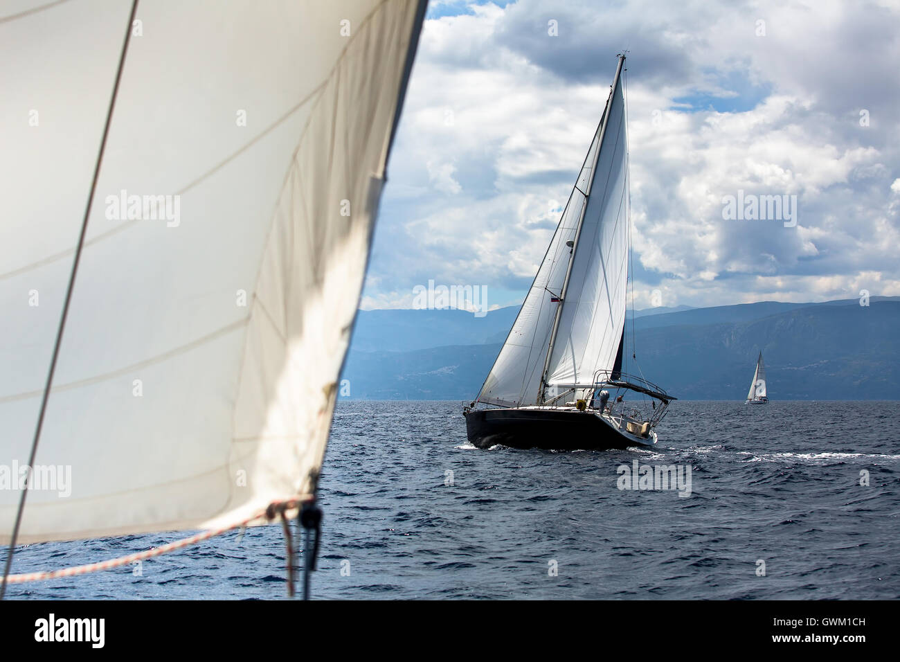 Bateau à voile Yacht de luxe avec voiles blanches pendant une course régate dans la mer. Banque D'Images