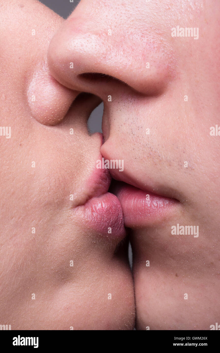 Close-up deux lèvres baiser intime sensuel, homme femme fille garçon Photo  Stock - Alamy