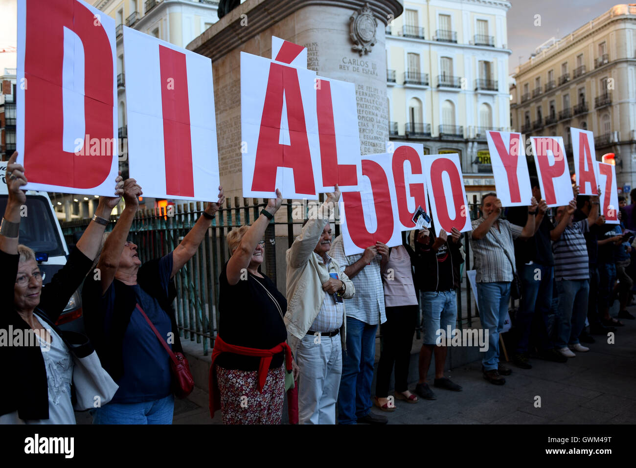 Madrid, Espagne. 13 Sep, 2016. De personnes se sont réunies à 'Puerta del Sol' à Madrid pour manifester leur appui au président vénézuélien Nicolas Maduro et protester contre l'impérialisme américain. © Jorge Sanz/Pacific Press/Alamy Live News Banque D'Images