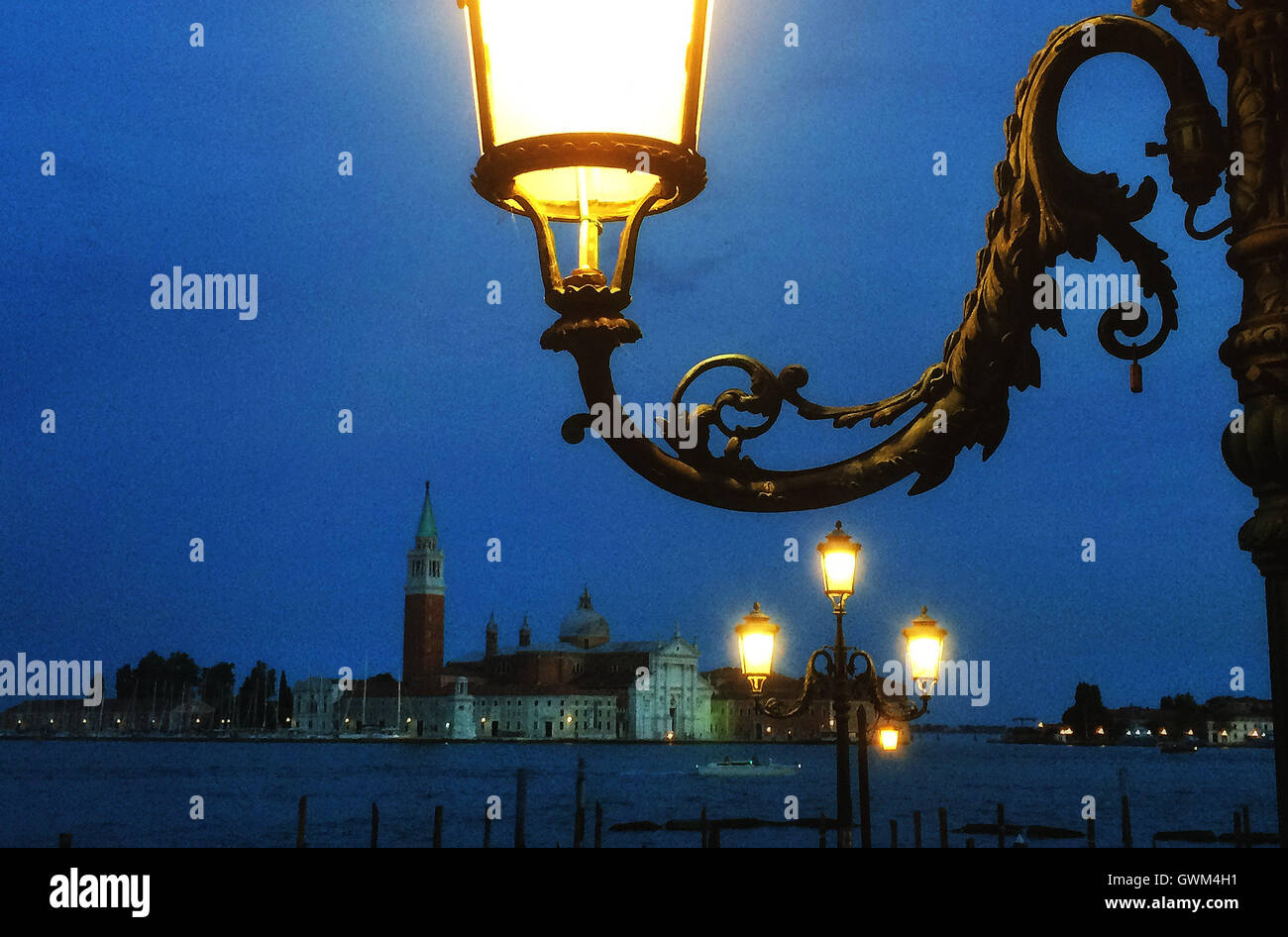 L'île de San Giorgio Maggiore vu la nuit de St Mark's à Venise en Italie. Banque D'Images