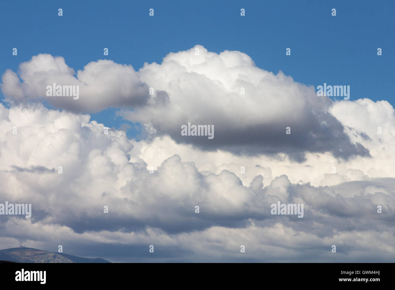 Gros nuages blancs dans le ciel Banque D'Images