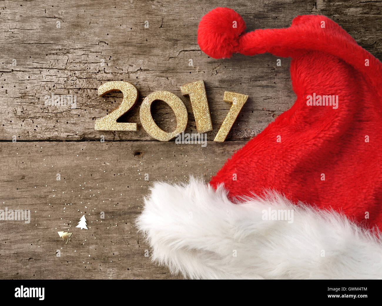 Bonnet de fourrure Santa sur un fond en bois rustique avec des chiffres 2017 Banque D'Images
