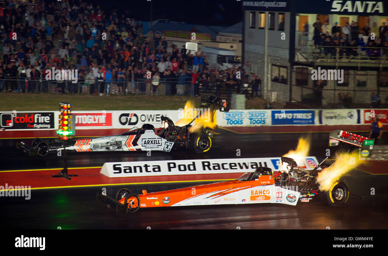 Top Fuel Dragsters à Santa Pod. Mikael Kågered côté V Liam Jones Far side. Banque D'Images