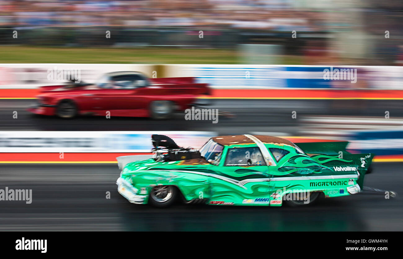 Pro Mod drag racing à Santa Pod. Mats Eriksson Ford Crown Victoria face visible V Kevin Ford Thunderbird 1957 Mme Slyfield loin côté. Banque D'Images
