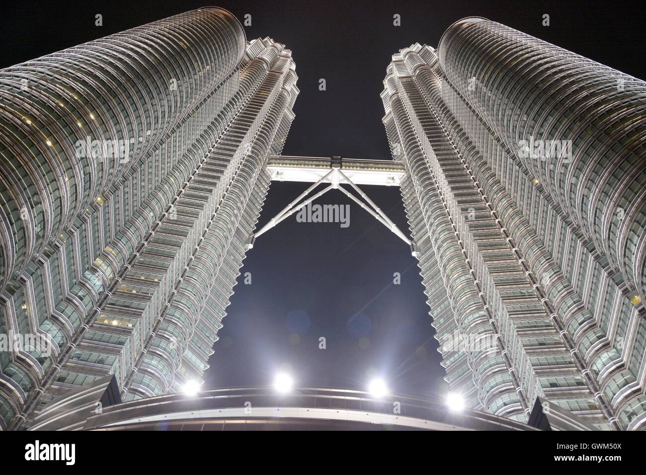 Vue sur les Tours Petronas de nuit. Banque D'Images