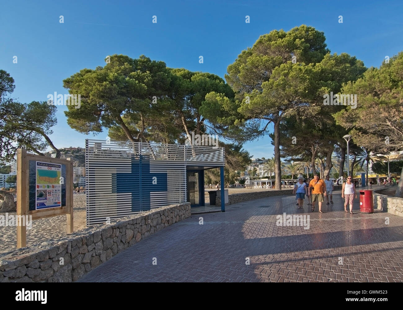 Centre médical de plage sous le soleil d'après-midi d'été, le 3 septembre 2016 à Santa Ponsa, Mallorca, Iles Baléares, Espagne. Banque D'Images