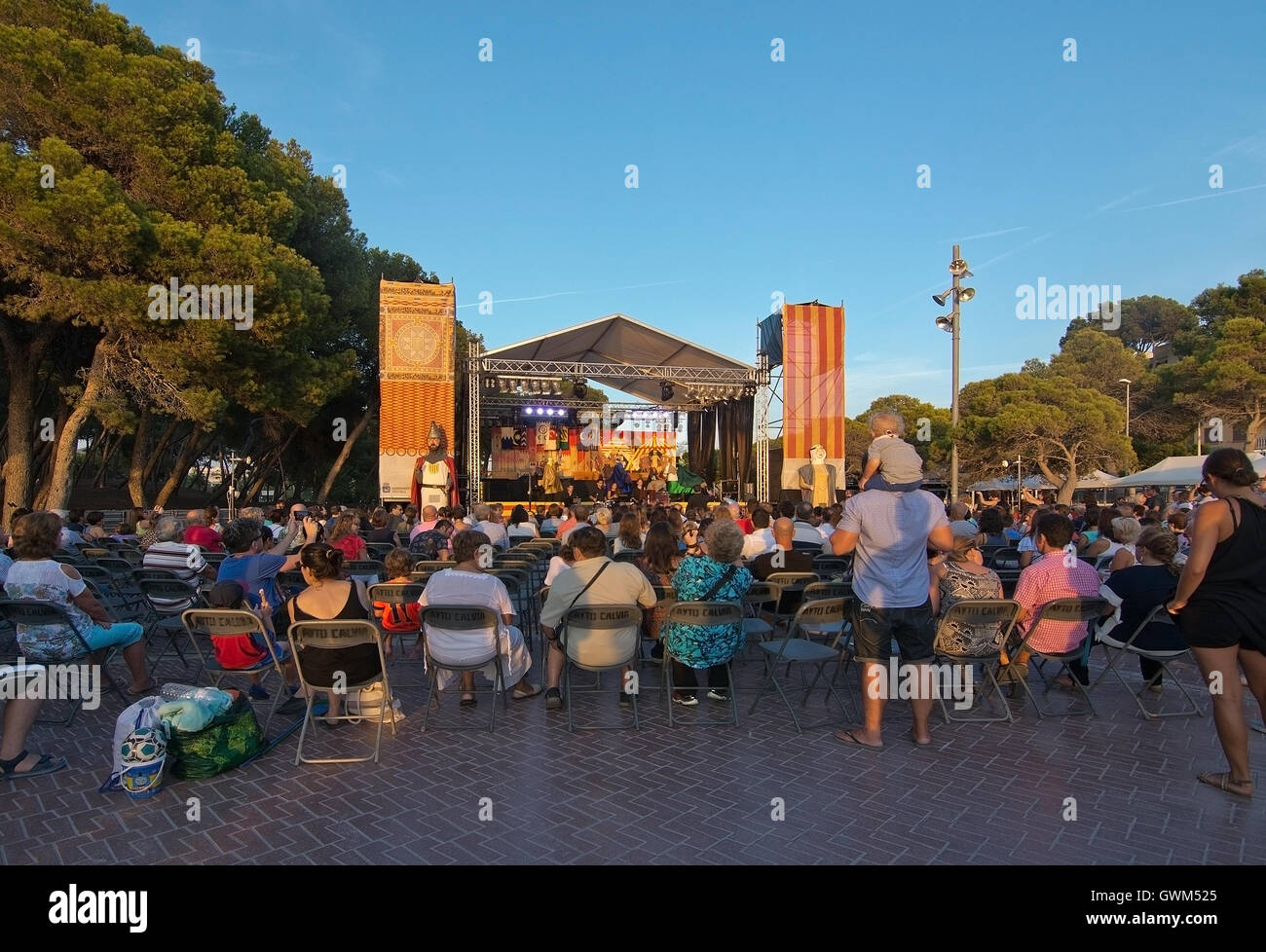 Performance jouer Fiesta Maures et Chrétiens et le public le long d'une soirée d'été le 3 septembre 2016 à Santa Ponsa, Mallorc Banque D'Images