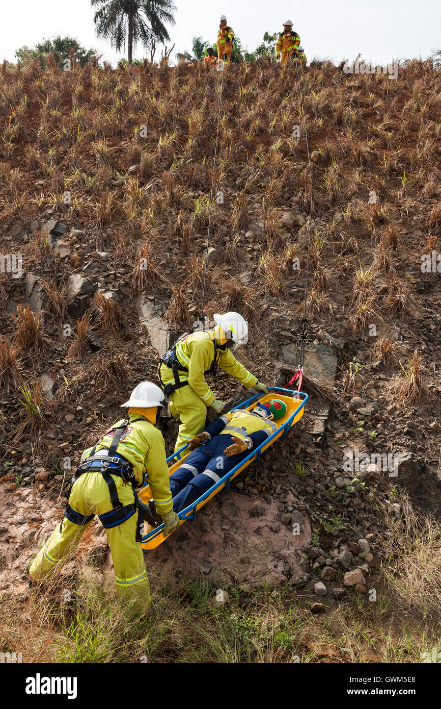 Les Sierra-léonais indépendants de l'équipe d'intervention d'urgence sur le projet de minerai de fer, l'objet d'exercice de formation technique de sauvetage par câble sur remblai de chemin de fer. Banque D'Images