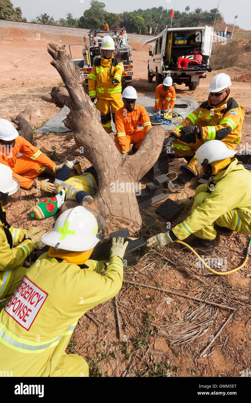 Les Sierra-léonais indépendants de l'équipe d'intervention d'urgence sur le projet de minerai de fer, en cours de formation de levage pneumatique sur patient piégé sous tree Banque D'Images