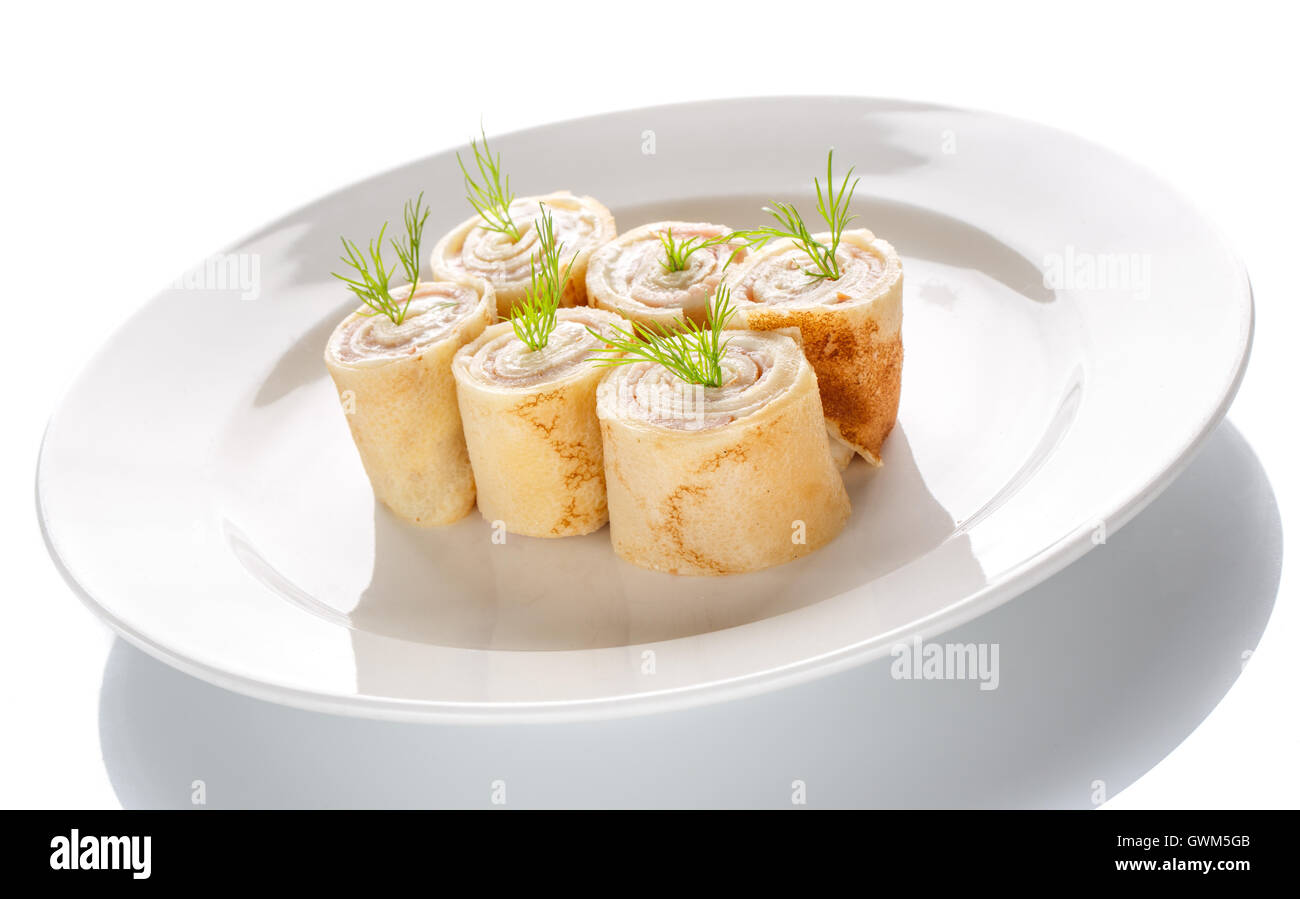 Des crêpes avec de la viande - un copieux déjeuner et diner isolated on white Banque D'Images