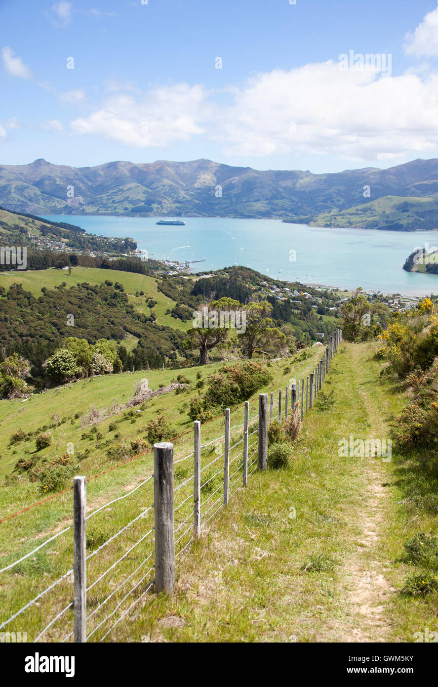 Le chemin menant à Akaroa resort town (Nouvelle Zélande). Banque D'Images