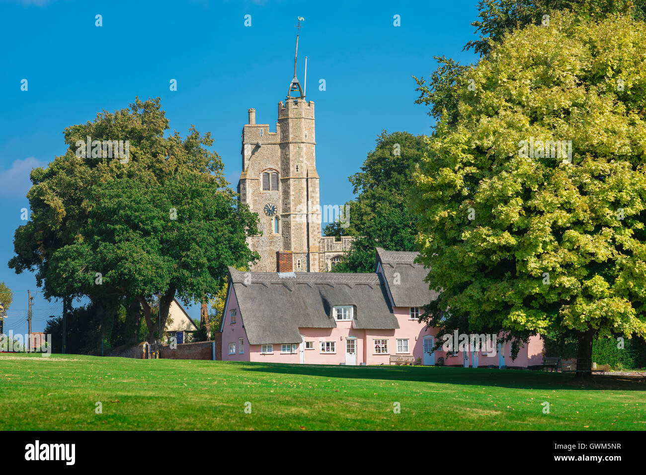 Suffolk Cavendish, village green à Cavendish, Suffolk, à l'église médiévale et de ligne de rose cottages, England, UK Banque D'Images