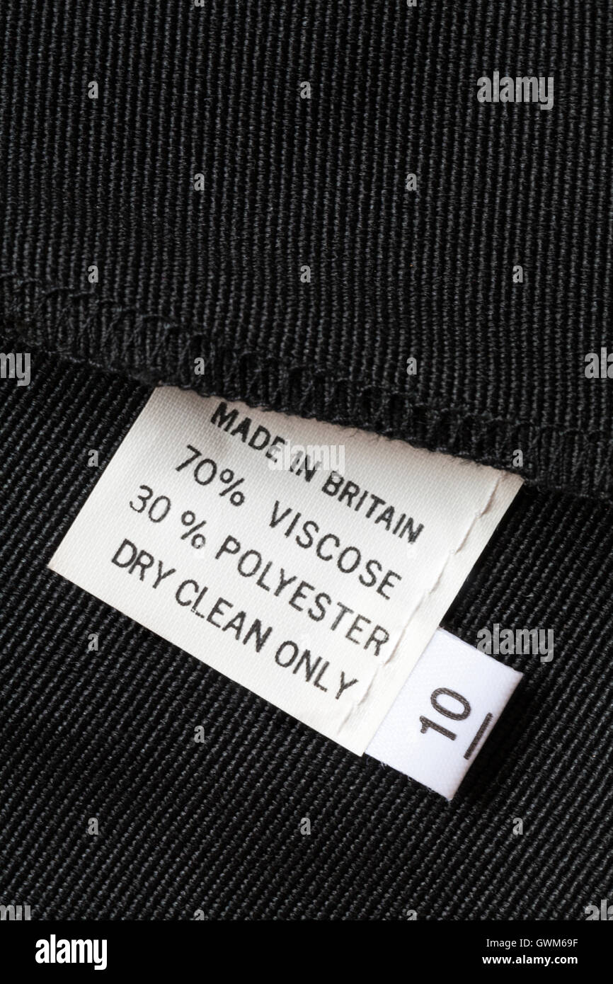 Dans l'étiquette du vêtement noir fait en Grande-Bretagne 70 % viscose 30 % polyester nettoyage à sec seulement taille 10 Banque D'Images